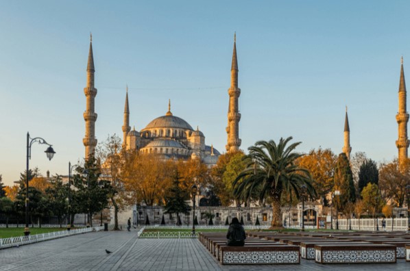 6 Top Sights to See in Istanbul: Mosques, Palace with the World’s Largest Chandelier, and Underground Museum 